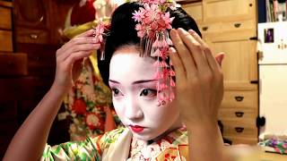 〈Tokyo Geisha 〉半玉（舞妓）のくるみさんのかんざし付け Красивая девушка, как японская кукла　 日本娃娃的可愛女孩