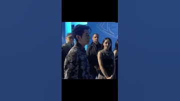 Dilraba Dengwei accidentally bumped & stared at each other like a drama #dilraba#dengwei#dilireba