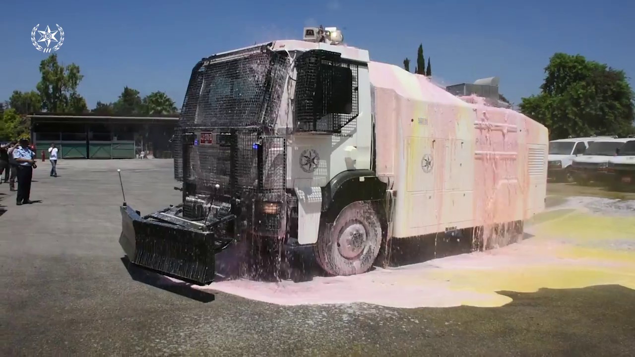 הצגת תכלית רכב פיזור הפגנות של בית אלפא טכנולוגיות צילום: דוברות המשטרה  2.8.17