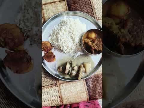 Today's lunch thali #sukto #macherdimerbora #dalna #torkari #bora #macherdim #macherdimerrecipe #1k