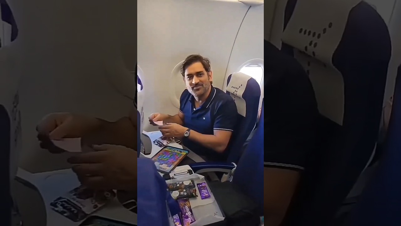 MS Dhoni Taking Chocolates From Air Hostess 😍 | MS Dhoni Playing Candy Crush | 