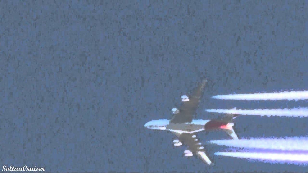 airbus a220 Qantas Airbus A380-842 Contrails over Berlin (06|03|2011)