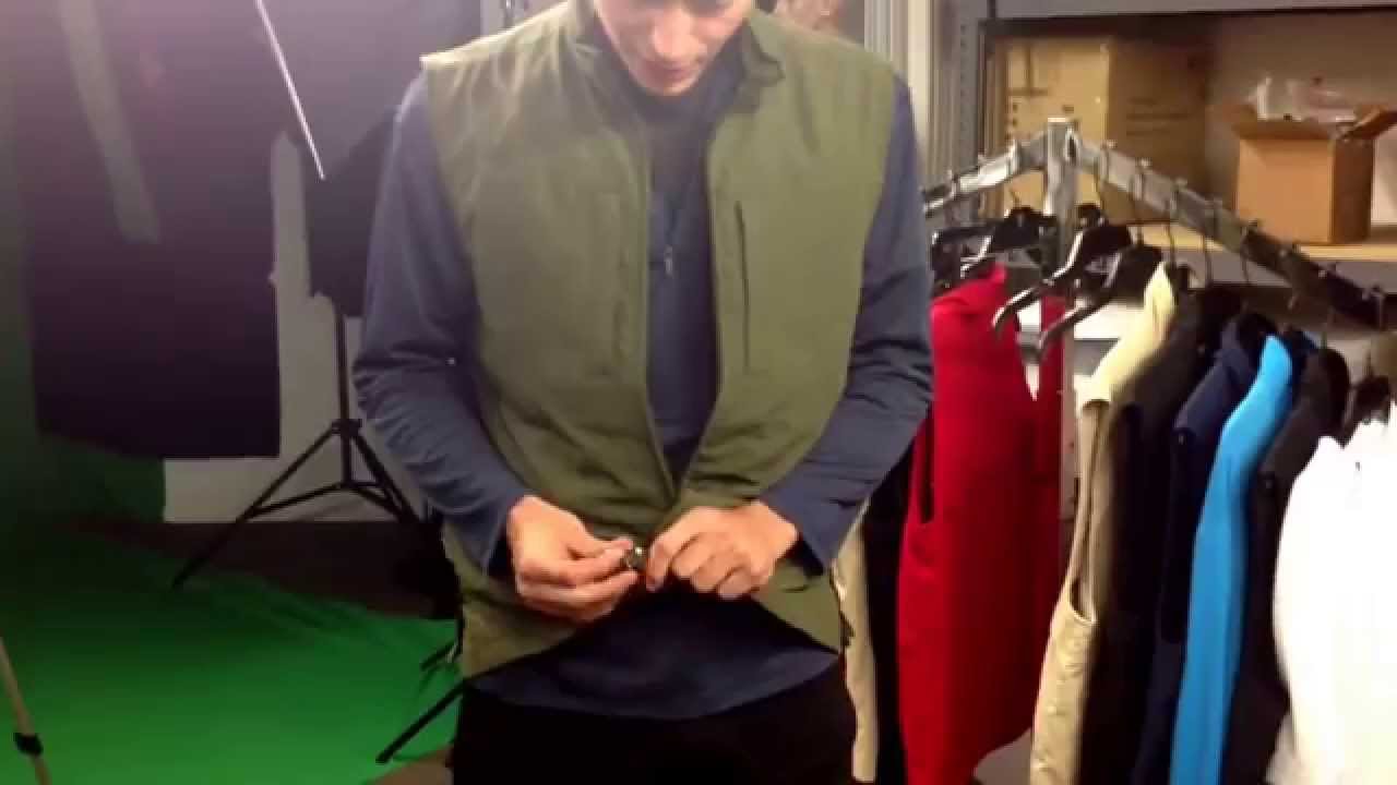 Double zipper on the RFID Travel Vest.