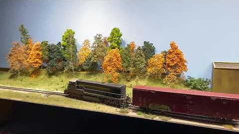East Penn in HO Scale - Operations on a Book Shelf Switching Layout!