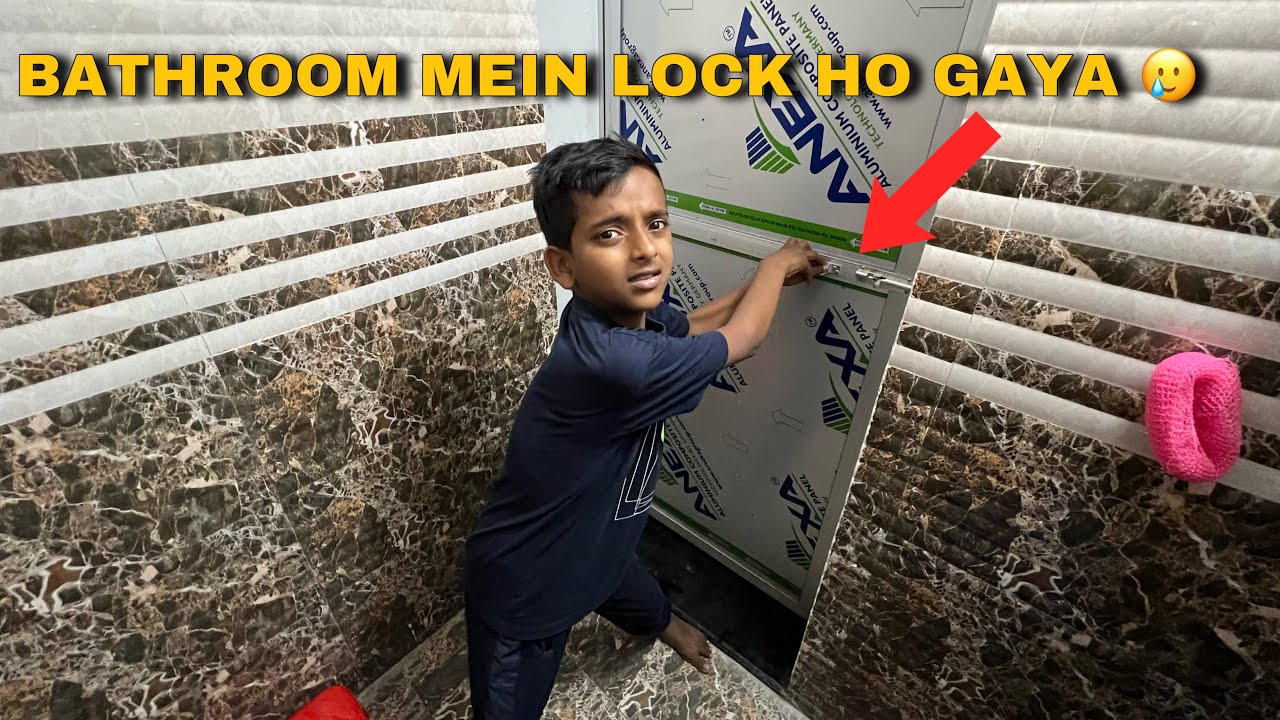 Zeeshan Bathroom Mein Lock Ho Gaya 😭 - YouTube