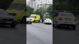 Ambulanța a tamponat un motociclist