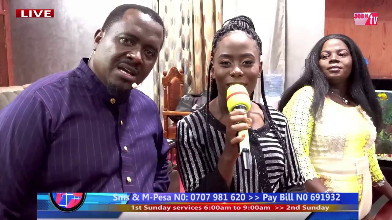 FAMILIA INAYOPENDA MUZIKI WA YESU