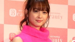 佐々木希、肩出し鮮烈ピンクで登場！「普段は着られない」「ホットペッパービューティー」新CM発表会