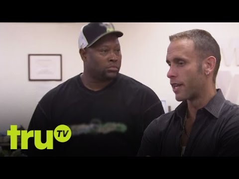 Hardcore Pawn - Man Loses His Cat And His Pants