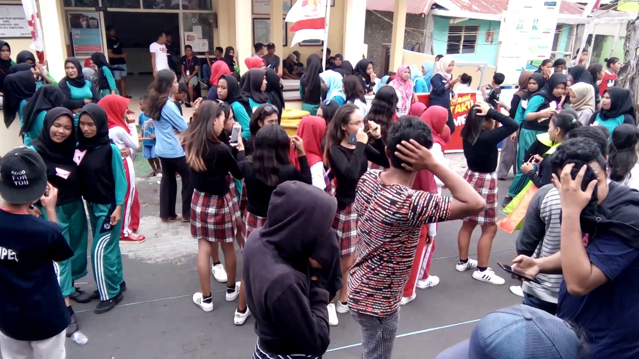 selesai lomba gerak jalan poco-poco,  peserta lomba joget bersam