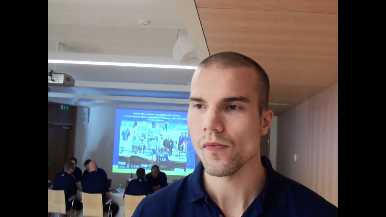 Maajoukkueen vierailu Suomen suurlähetystössä koripallokori