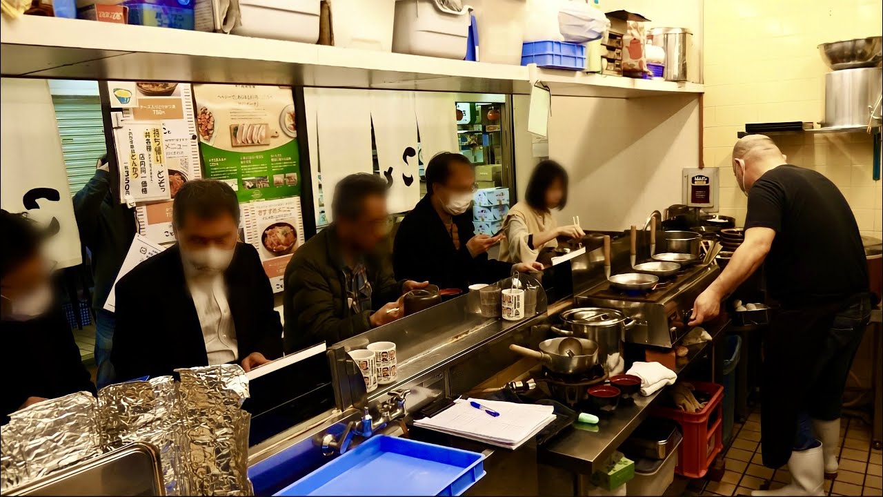 Каждый день многие люди посещают знаменитый ресторан Katsudon в подвале.