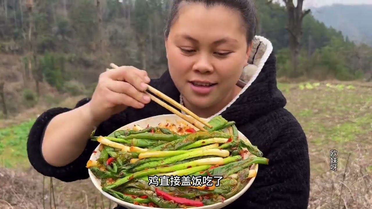 Today I'm making stir-fried chili peppers and garlic sprouts.今天做個辣椒炒蒜苗