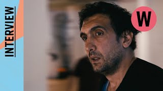 WFW 2022 Tarek Atoui SOUFFLE CONTINU
https://www.festwochen.at/souffle-continu
Wie geht Hören? Für Tarek Atoui gibt es viele Möglichkeiten, Sound zu erleben. Inspiriert von der reichen Sammlung historischer Instrumente im Musikverein, fertigt der libanesische Klangkünstler für Souffle Continu (Kontinuierlicher Atem) zwei neue Exponate seiner außergewöhnlichen Musikinstrumente an. Diese verbinden eine besondere Musikalität mit faszinierenden taktilen und skulpturalen Qualitäten. Für die Wiener Festwochen entstehen Objekte, denen die Luft als Soundquelle dient. Sie laden zum intuitiven Spiel ein, sodass der Klang ganz roh, ganz Vibration, in die Ohren fallen kann. Der Auftakt der vierteiligen Programmreihe findet im Gläsernen Saal des Musikvereins statt. Über den Verlauf des Festivals bewegt sich das Projekt aus dem innerstädtischen Bereich Wiens hinaus, um sowohl räumlich als auch musikalisch neue Horizonte zu erschließen. Souffle Continu ist eine Einladung, sich mit Gehörlosen, Amateur:innen und Profis der klassischen Musik, Improvisation, Hip-Hop und Techno auf eine musikalische Reise zu begeben.
#1 - AUFTAKTKONZERT
TAREK ATOUI UND VINCENT MARTIAL,
MIT DEM BLACK PAGE ORCHESTRA UND GEHÖRLOSEN UND HÖRBEEINTRÄCHTIGTEN KINDERN
#2 - KONZERT
URIEL BARTHÉLÉMI UND VINCENT MARTIAL,
MIT SUSANNA GARTMAYER UND GOBI DRAB
#3 - KONZERT
TAREK ATOUI, MIT JAD ATOUI
HADI ZEIDAN, MILENA GEORGIEVA UND PAUL EBHART
SOUND PICKNICK
ALAN AFFICHARD MIT HINTERKOPF, MISS BUNPUN, RAW CAT UND DJ BLECHHÜTTE
#festwochen2022 WFW 2022 Tarek Atoui SOUFFLE CONTINU