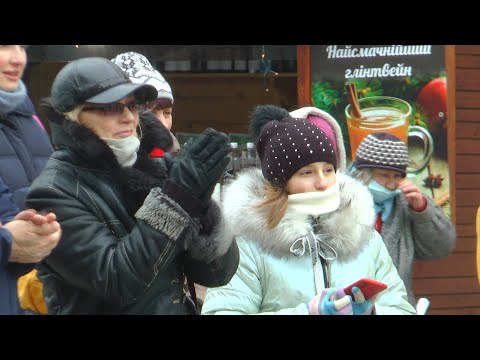 "Різдвяні мотиви": колядки та святкові композиції в центрі Ужгорода