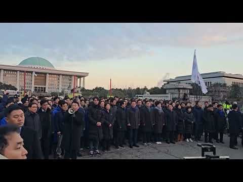 <strong>밤샘</strong> 국회를 지킨 시민들께 감사드립니다. #국회아침
