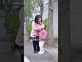 母親の間違いを正した小さな娘