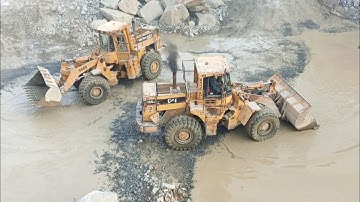 Heavy machine rocks loading in action: caterpillar loader 966D and 966E rocks loading trolleys#heavy