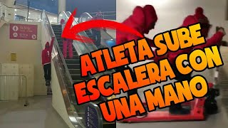 Atleta Sube Escalera con Una Mano 💪