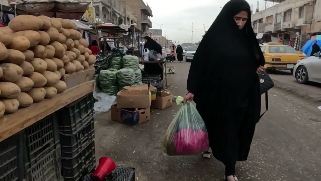 البسطيات والباعة المتجولين في شارع النيل من جسر النبي ابراهيم إلى ساحة الحبوبي في الناصرية، ذي قار