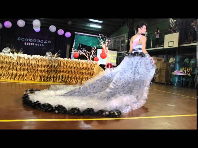 EDSCI Eco Modelo 2014 - The Recycled Long Gown - YouTube