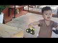 Em bé chơi xe Driff | Dưa hấu chơi xe đồ chơi
