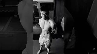 Between light and shadow#physique#posing#leanmuscle#strengthtraining#gymprogress