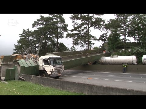 Carreta com caçamba levantada derruba ponte na Anchieta; veja imagens