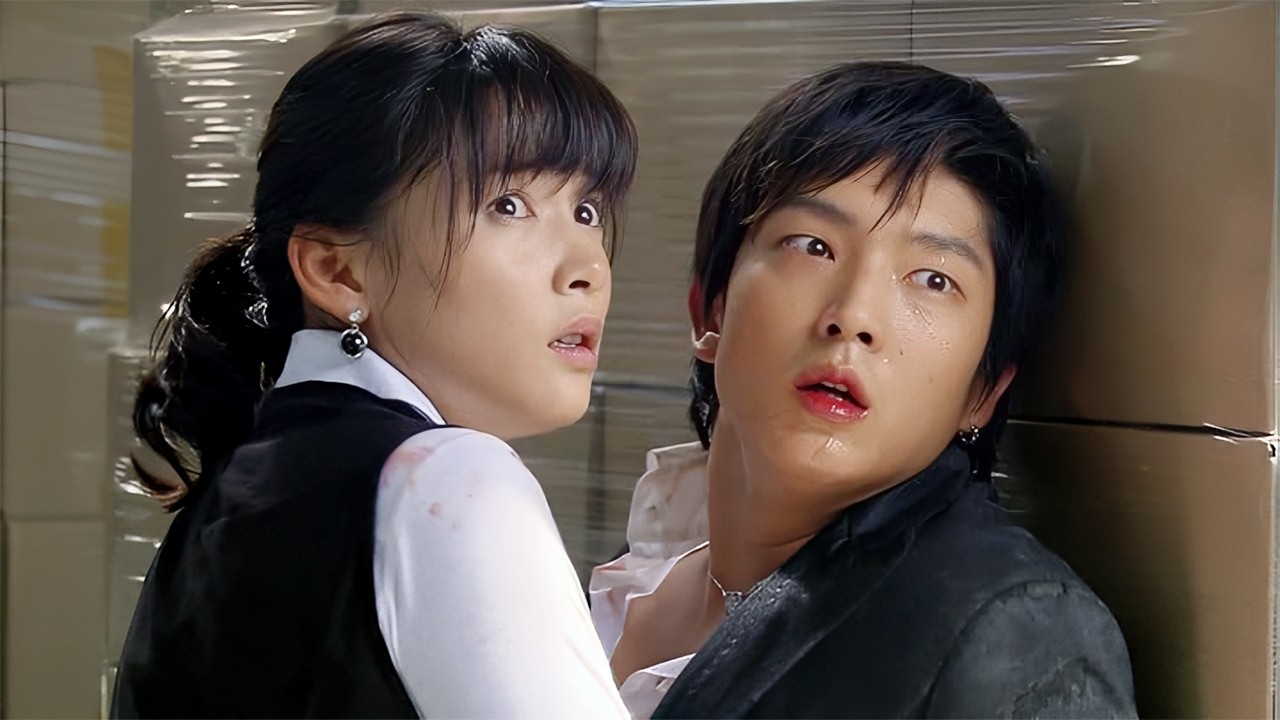 طفل يتيم بيبقى ظابط فبينضم لعصابة علشان ينتقم لأمه لكنه بيقع في حب بنت زعيم العصابة