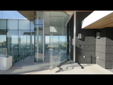 فيديو: Stunning Beverly Hills House صممه DJ Avicii’s House Architects