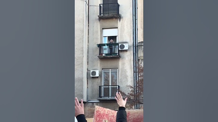 Mira Banjac maše studentima u Novom Sadu