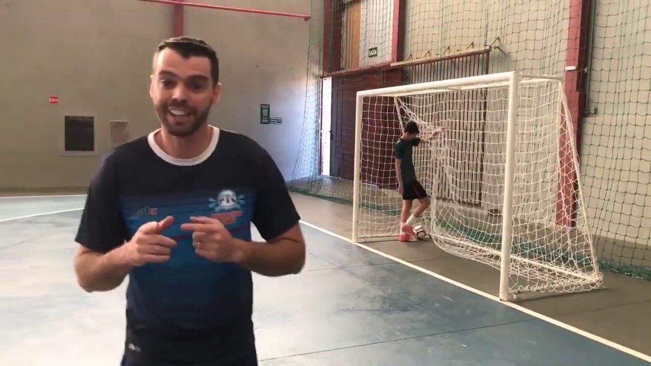 Learn an AMAZING Futsal Stepover to Beat your Defender with Matheus Palinha