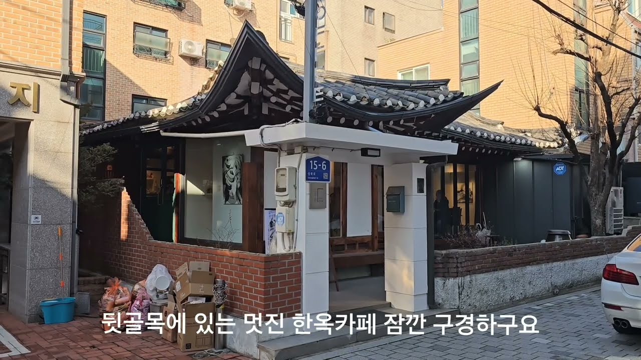 Популярное место в Сеуле, где, по слухам, весь квартал превращен в музей. Экскурсия по этому району.