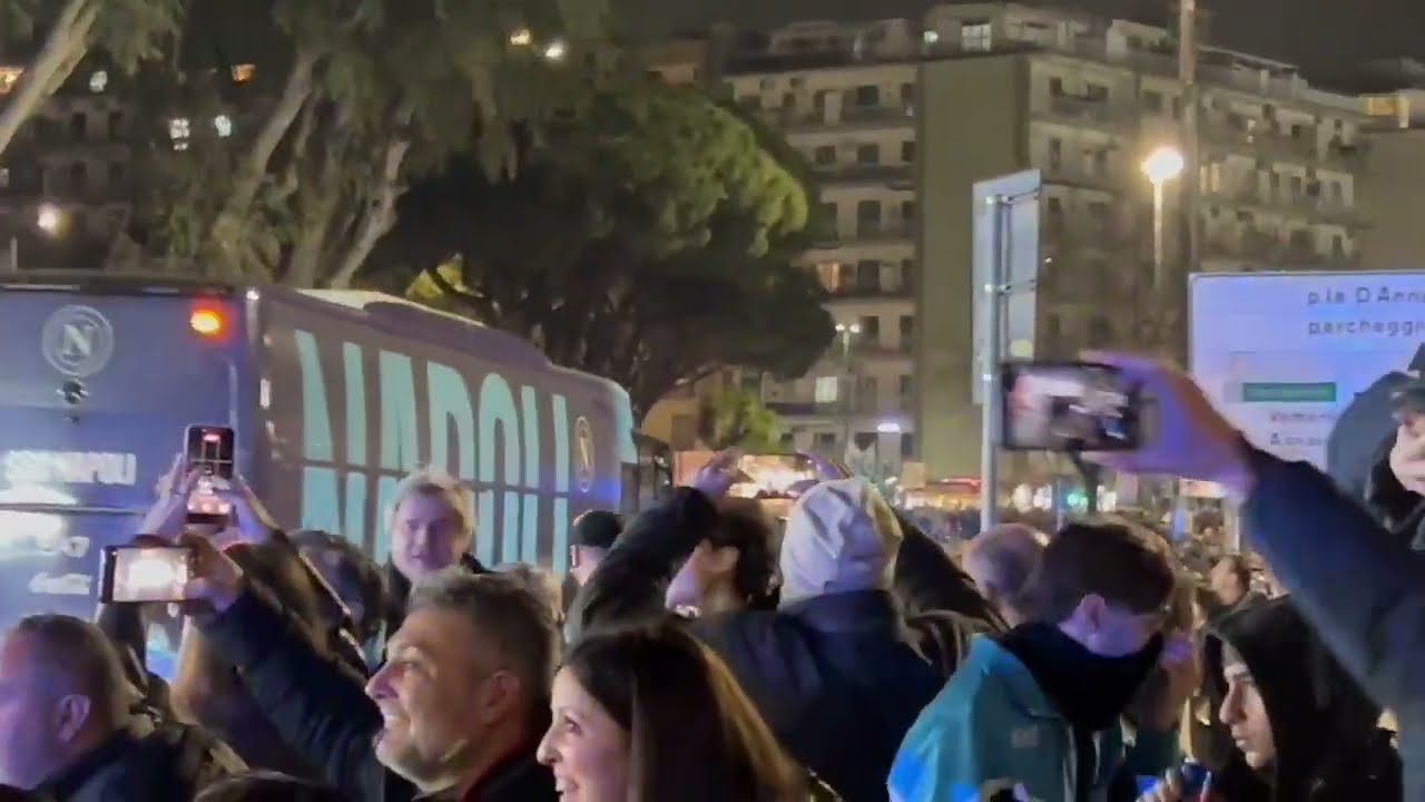 Napoli Torino LIVE 🔴 Arriva la squadra al Maradona, guardate che accoglienza!