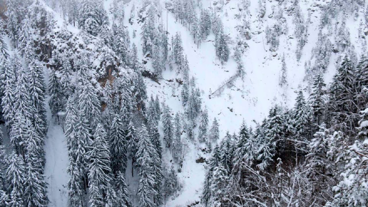 Лыжник съехал с крутого склона и не смог самостоятельно выбраться в Карачаево-Черкесии