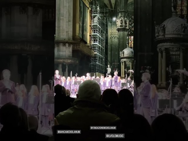@IlVoloVEVO   Happy Xmas en la Catedral de Milan class=