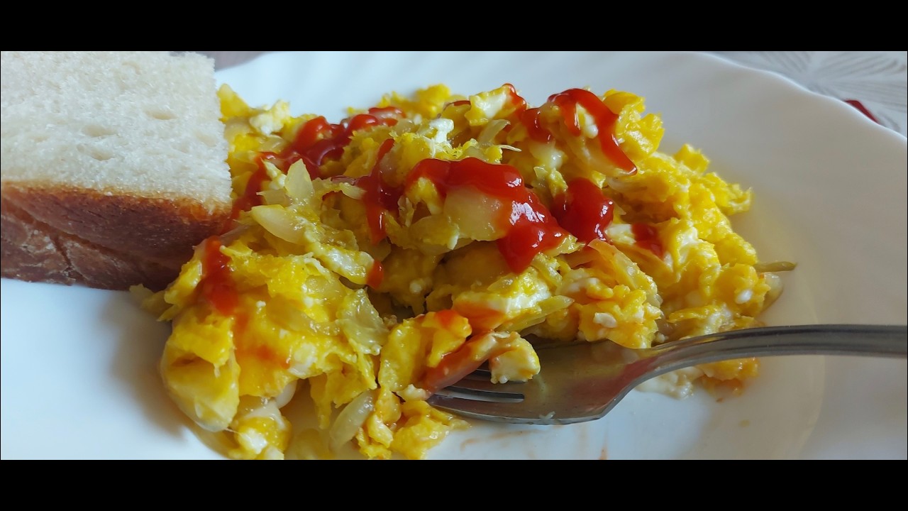 Hagymás tojás készült , nálunk most ebédre.