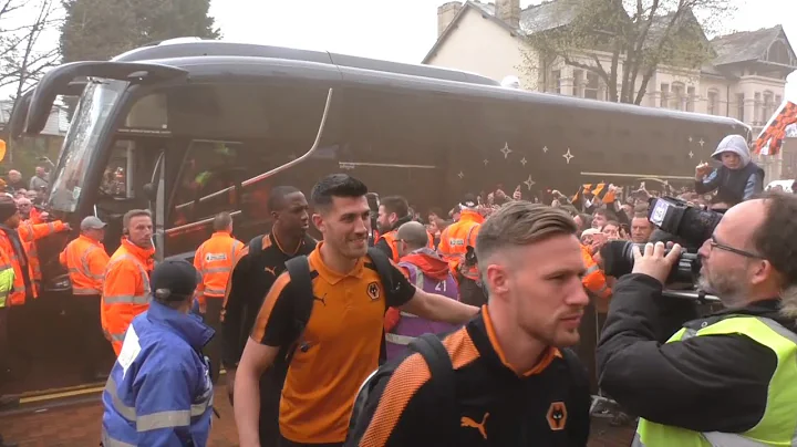 Fans greet Wolves team coach at Molineux as Championship Champions - DayDayNews