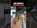 웃을 때가 아닌데 웃고있는 엄마