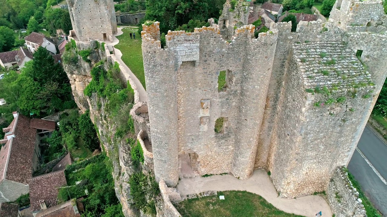 L’extension progressive du château d'Angles-sur-l'Anglin