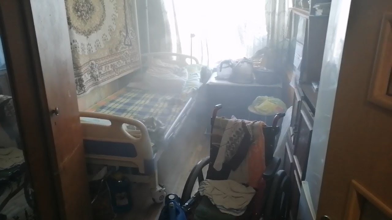 Обработка кровати в комнате от чесоточных клещей холодным туманом в ...