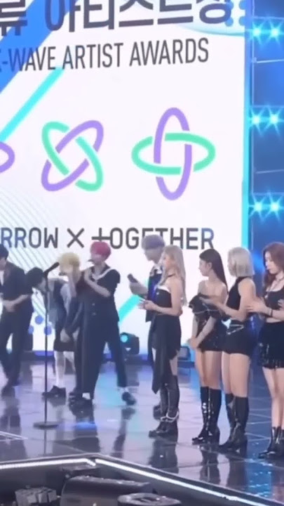 love how soobin had to bend down while Yeji had to tip toe 😭 #shorts #txt #itzy