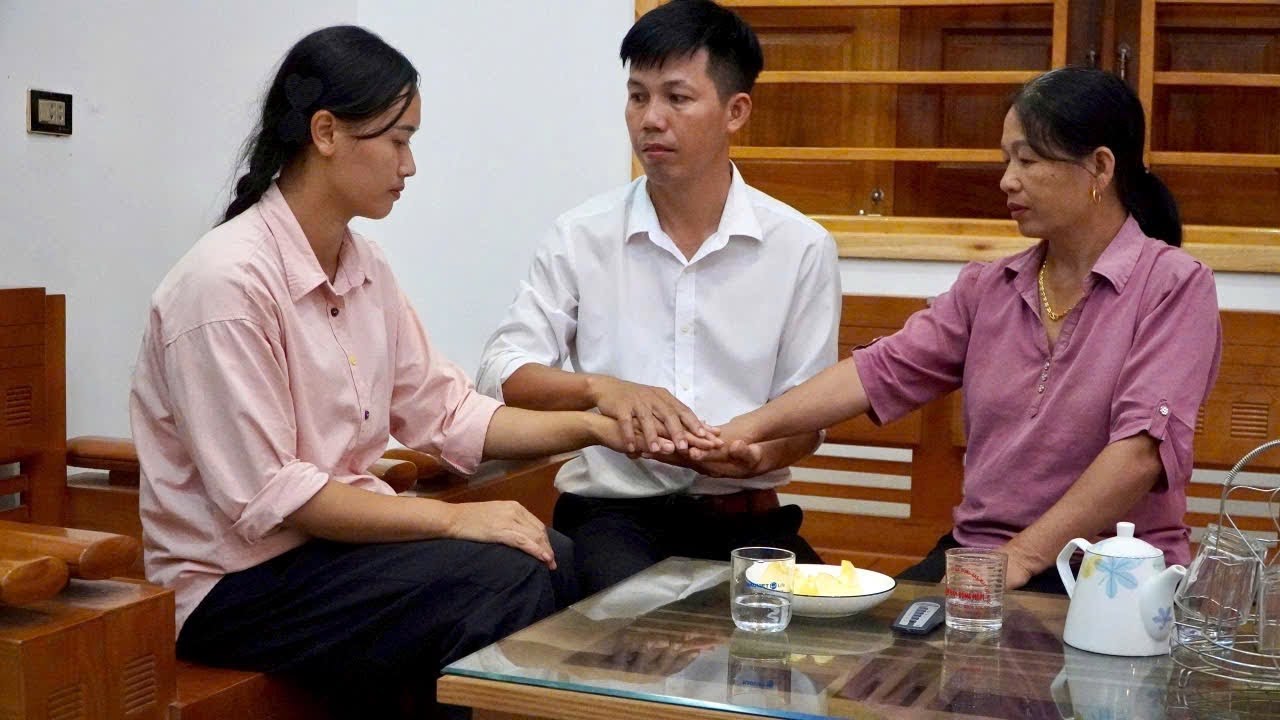 Before the long trip, CEO Dong worried about the two women he loved.