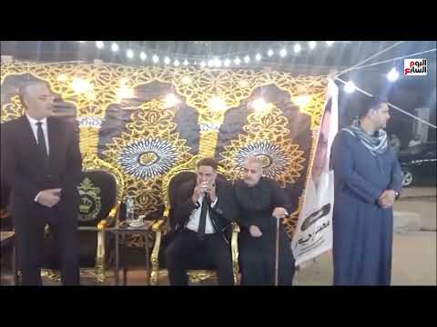 بكاء شقيق الملحن محمد رحيم خلال عزاء شقيقه بكفر الشيخ والعائلة تواسيه