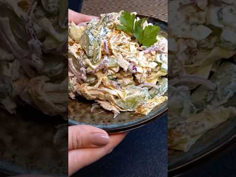 Бюджетный салатик из того что нашлось в холодильнике. Салат с курицей, яичными блинчиками и огурцом
