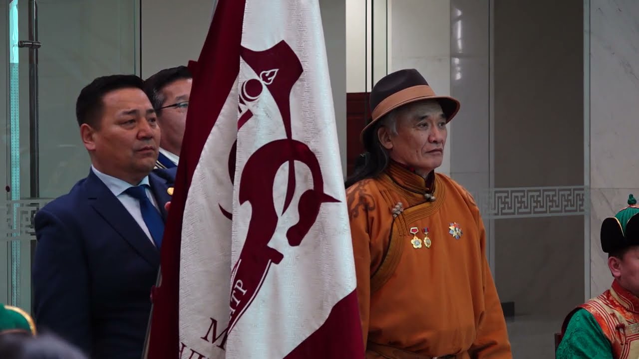 Монгол Улсын Ерөнхийлөгч Х.Баттулга Үндэсний урлагийн их театрыг Сүхбаатарын одонгоор шагналаа