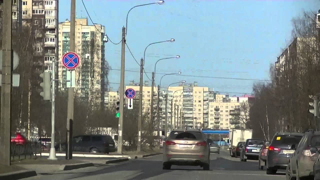 Узкие улицы иномарки целуются