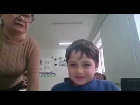 პირველკლასელი ბავშვი გვათვალიერებინებს თავის საკლასო ოთახს