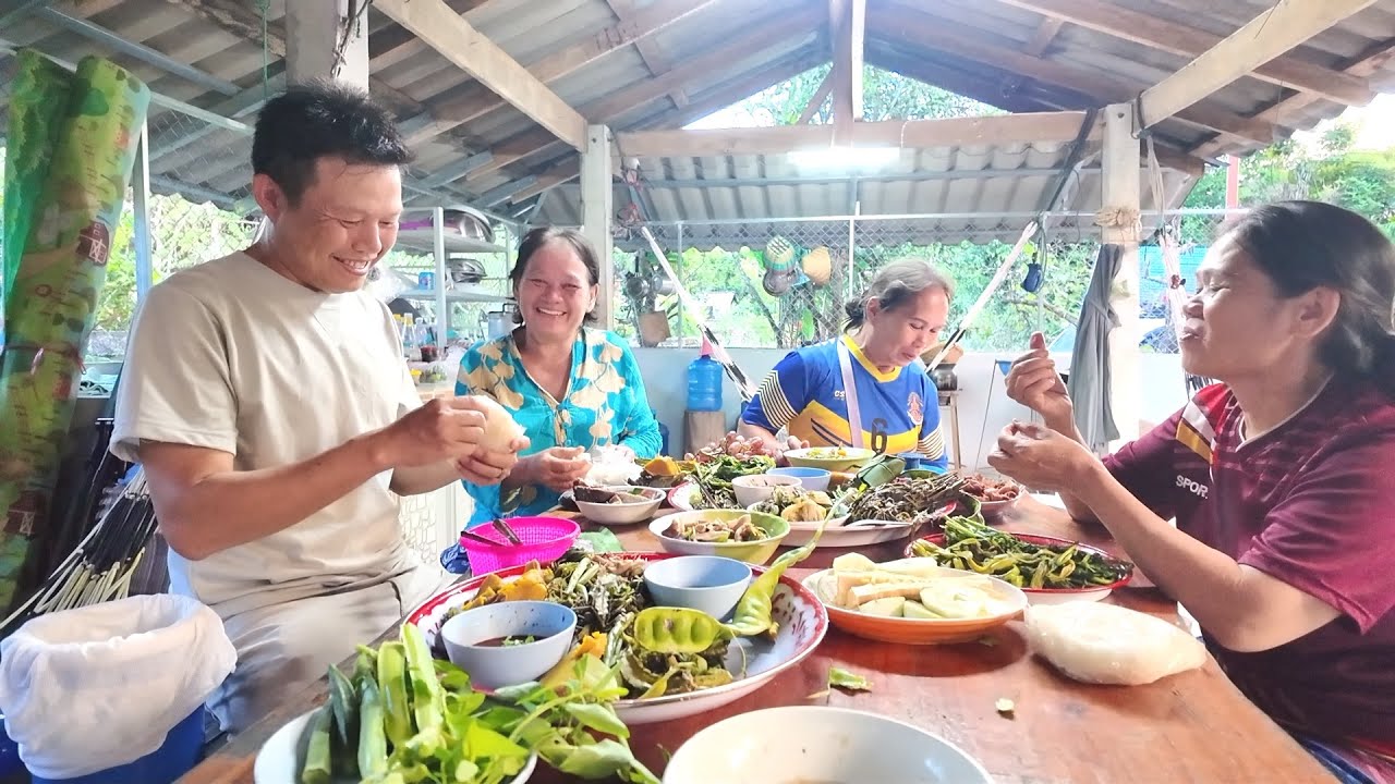วันนี้มากินข้าวกับแม่ คุยเรื่องไปทะเลกันลุงเด่นมีความสุขมากเลยครับ