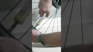 Антипрокольная жидкость  Hi Gear Tire Doc для камеры велосипеда. #велосипед  #антипрокол